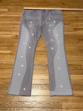 Men 42" Serenade Stacked bootcut
"Eden" jeans floral two-tone grey